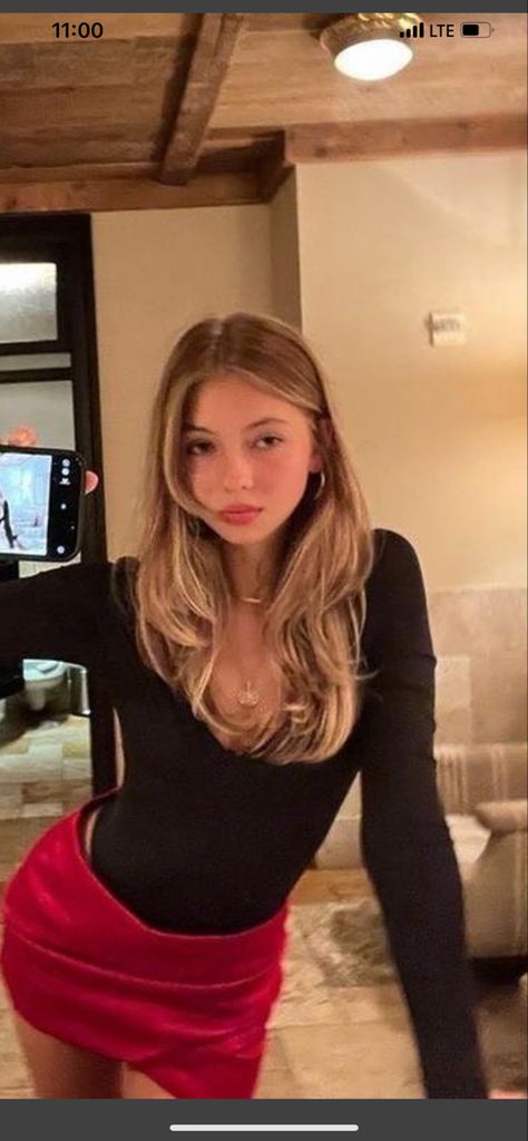 Model Off Duty Haircut, Red Outfit Blonde Hair, Long Layered Haircuts Unstyled, Cute Women Haircuts, Hair Cuts Blonde Medium, Front Layers With Curtain Bangs, Hair Cuts For More Volume, Long Haircut With Layers Thick Hair, Haircuts Long Bangs