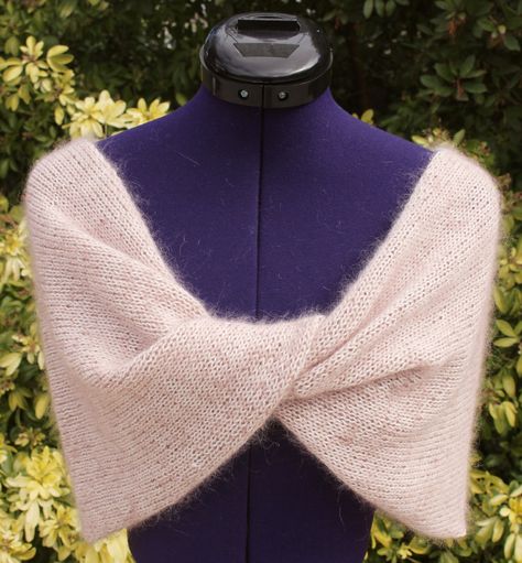 Etole infinie tricotée main, châle Moebius alpaga soie, poncho mariage tricot, cape mariée poudré, chauffe épaules femme, capeline laine ton poudre Bolero Jacket Wedding, Bolero Wedding, Knitted Cape, Wedding Wraps, Bolero Jacket, Needle Arts, Salmon Pink, Knitted Shawls, Knitted Scarf