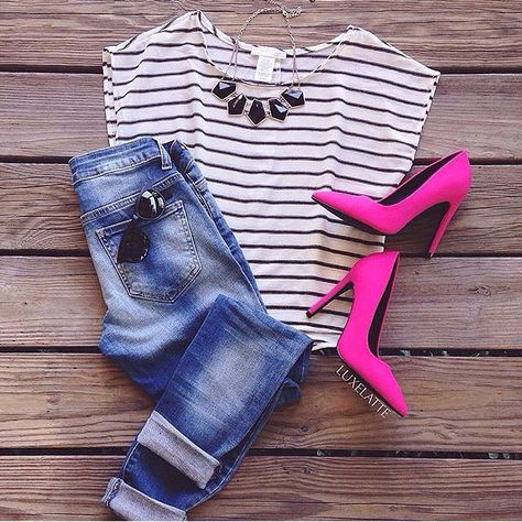 Jeans and stripe shirt with pink heels to give some pop Hot Pink Ankle Boots Outfit, Hot Pink Flats Outfit, Hot Pink Heels Outfit, Outfits Fucsia, Pink Pumps Outfit, Pink Heels Outfit, Pink Shoes Outfit, Pumps Outfit, Heels Outfits