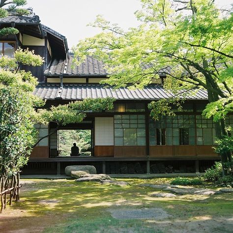 Japanese Home Style Modern Minimalist, Traditional Japanese House Exterior, Japanese Home Design, Japanese Style House, Traditional Japanese House, Japan Architecture, Asian Architecture, Japanese Interior, Japanese Architecture