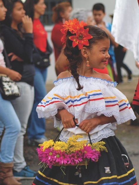 Colombia's Feria de las Flores, Festival of the Flowers - Flower Magazine Flower Magazine, Colombian Culture, 170 Pounds, Flower Festival, Unique Faces, Family Affair, Samara, Photos Ideas, A Sea