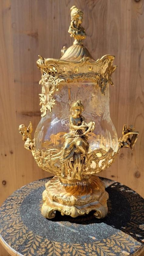 Vintage Items Antiques, French Antique Decor, Antique French Decor, Antique Aesthetic, Punch Bowls, Antique Vase, Room Makeover Inspiration, French Antique, Antique Porcelain