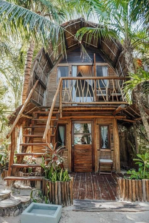 Casa Hobbit, Hut House, Bamboo House Design, Wooden Cabin, Jungle House, Cool Tree Houses, Tree House Designs, Bamboo House, Craftsman Style Homes