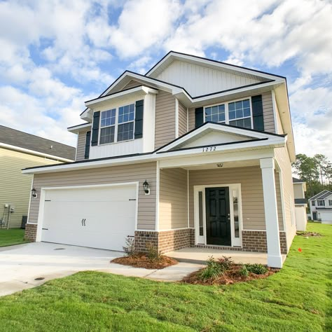 Doesn't this Paulina plan just shine! #homedesign #openconcept #frontporch Small Neighborhood House, Cameron Kweller, Bloxburg Color Palette, Male Bedroom Decor, Bloxburg Neighborhood, America House, House Neighborhood, Family Neighborhood, Front Porch Railings