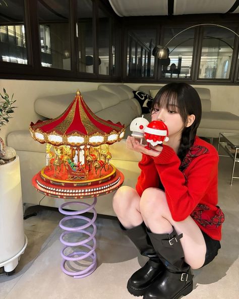 aespa karina I Love Winter, Red Icons:), Aespa Karina, Christmas Icons, Kim Min, Black Mamba, Pretty Selfies, Ulzzang Girl, Instagram Update