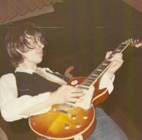 Jeff Beck with a Sunburst Gibson Les Paul Jeff Beck, Gibson Les Paul, Guitar Player, Les Paul, Back In The Day, Beck, Guitarist, Gibson, Rock Bands