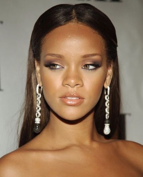 Rhianna Makeup, Rihanna 2000s, Mcbling Makeup, Umbrella Rihanna, 2000’s Makeup, Rihanna 2000's, 00s Makeup, Early 2000s Makeup, 2000 Makeup