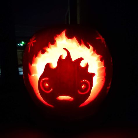 Pumpkin Carving Howls Moving Castle, Pumpkin Carving Calcifer, Calcifer Jack O Lantern, Howls Moving Castle Pumpkin Carving, Calcifer Pumpkin Carving, Calcifer Pumpkin, Pumping Carving, Halloween Pumpkins Carvings Designs, Pumpkin Inspo