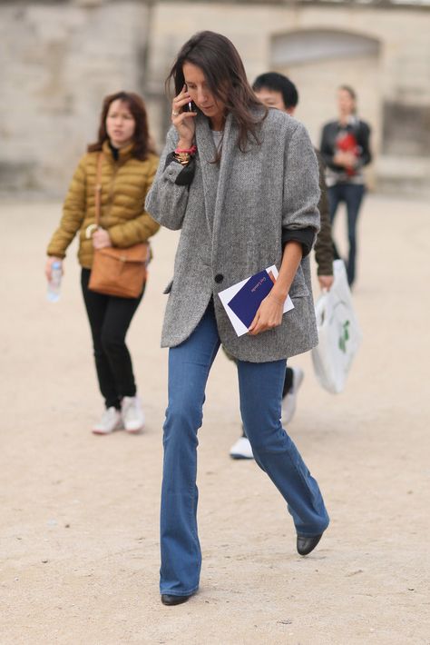 Oversize Isabel Marant blazer Cute Outfits With Flare Jeans, Outfits With Flares, Geraldine Saglio, Flare Jeans Style, Cardigan Gris, Camille Rowe, Blue Outfits, Emmanuelle Alt, School 2017