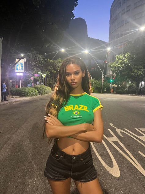 Brazilian Dress, Juliana Nalu, Y2k Jersey, Brazil Shirt, Spring Break Outfit, T Shirt Crop Top, Model Aesthetic, Dressed To The Nines, Girl Fits