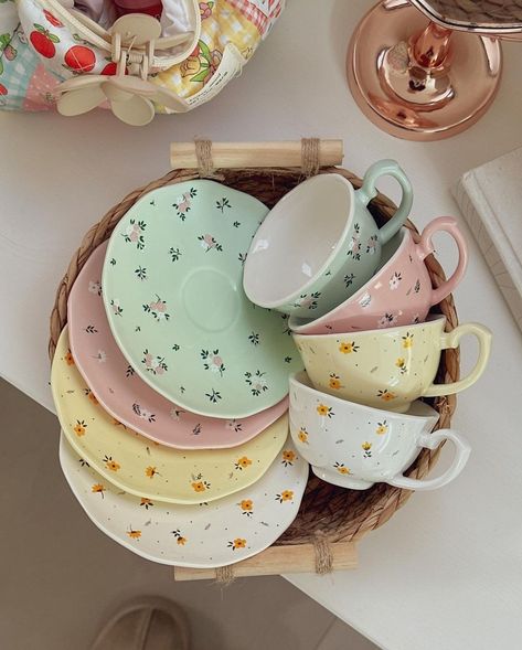 Crockery Design, Pottery Videos, Sell Anything, Pretty Mugs, Pretty Cups, Cup Crafts, Functional Pottery, Pottery Crafts, Cute Kitchen