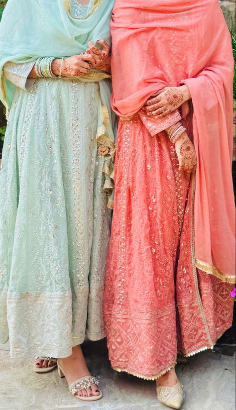 Henna designs / Eid fit / pastels Pastel Shades Dresses, Twinning Outfits, Pakistani Anarkali, Outfits Heels, Frock Fashion, Hijab Fashionista, Twin Outfits, Long Frocks, Pastel Shades