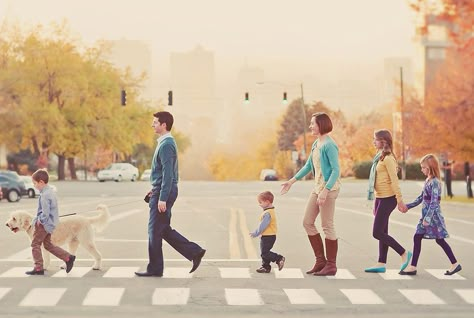 16 Family Portraits That Dont Even Try To Be Picture-Perfect Simplicity Photography, Fun Family Photos, Family Picture Poses, A Group Of People, City Family, Family Photo Pose, Foto Tips, Nordic Interior, Group Of People