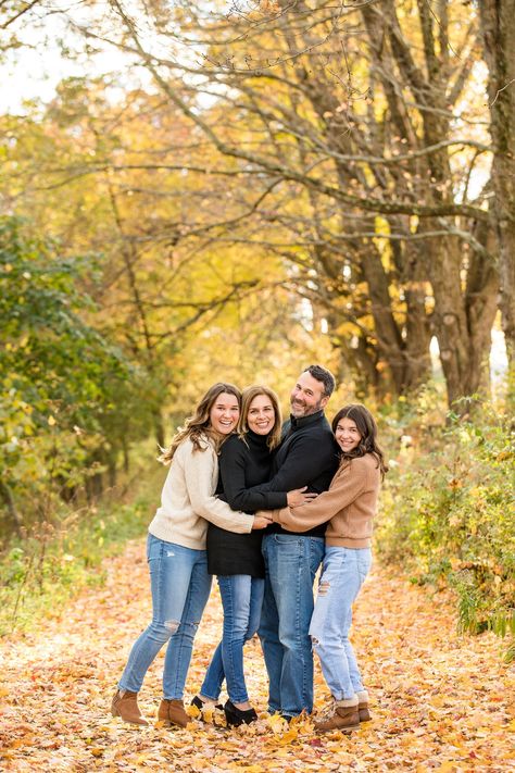 Family Photoshoot Older Siblings, Family Photos Older Siblings, Fall Family Pictures Teenagers, Christmas Family Photos Adults, Family Of 4 With Teenagers Picture Poses, Family Of Four With Teenagers Poses, Teenage Family Photo Poses, Fall Family Picture Pose Ideas, Family Christmas Pictures Adults