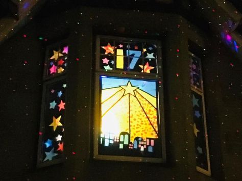 Christmas Advent Calendar Window Display, Window Nativity Scene, Christmas Advent Window Display, Living Advent Calendar Window Ideas, Christmas Advent Window, Advent Window Ideas, Advent Calendar Window, Advent Windows, Advent Art