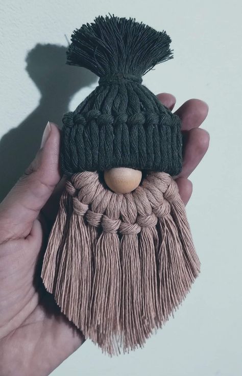 Macrame For Beginners, Macrame Colar, Macrame Plant Hanger Tutorial, Knitted Toys Free Patterns, Macrame Knots Pattern, Diy Yarn Crafts, Christmas Tree Decorations Diy, Handmade Christmas Crafts, Gnomes Crafts