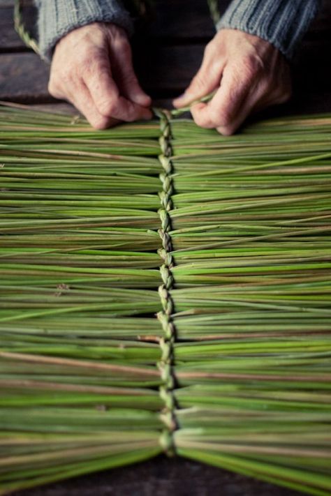 Finding Neverland Flax Weaving, Tapestry Loom, Basket Weaving Diy, Finding Neverland, Basket Weaving Patterns, Willow Weaving, Pine Needle Baskets, Deco Nature, Diy Weaving