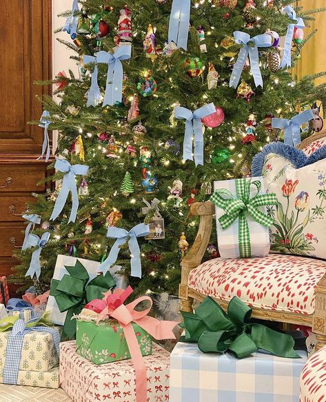 Light Blue Christmas Decor, Preppy Christmas Tree, Christmas Decor Bedroom, Light Blue Christmas, Southern Christmas, Blue Christmas Decor, Preppy Christmas, Christmas Interiors, Christmas Tree Inspiration