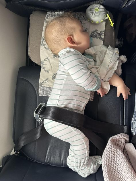 9 Tips to Get Your Child to Sleep on a Plane — Big Brave Nomad Baby Plane Hacks, Toddler Plane Essentials, Flights With Kids, Flying With Baby, Baby On Plane, Kid Travel Kit, Travel With Baby, Baby Packing List, Sleeping On A Plane