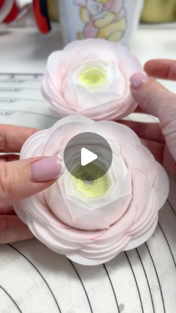 Wafer Paper Roses Tutorial How To Make, Waffle Paper Flowers, Wafer Paper Flowers Cake, Wafer Paper Flowers Tutorial, Edible Paper Flowers, Wafer Paper Tutorial, Paper Ranunculus, Cake Florals, Paper Flowers Roses