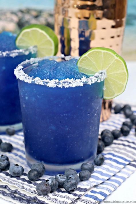 Le cocktail de rêve pour le mois d’août: une Margarita aux bleuets version «slush»! - Recettes - Ma Fourchette Blueberry Liquor, Fruits Desserts, Blueberry Margarita, Fruit Margarita, Blue Margarita, Perfect Margarita, Classic Margarita, Frozen Cocktails, Boozy Drinks