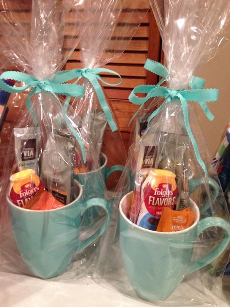 Coffee Mug Package Mothers Day Mug Gift Basket, Gifts In A Cup, Gift Mug Ideas, Mug Gift, Mug Packaging Ideas, Coffee Mug Gifts Ideas Filled, Hamper Diy, Handmade Hamper, Dance Team Gifts