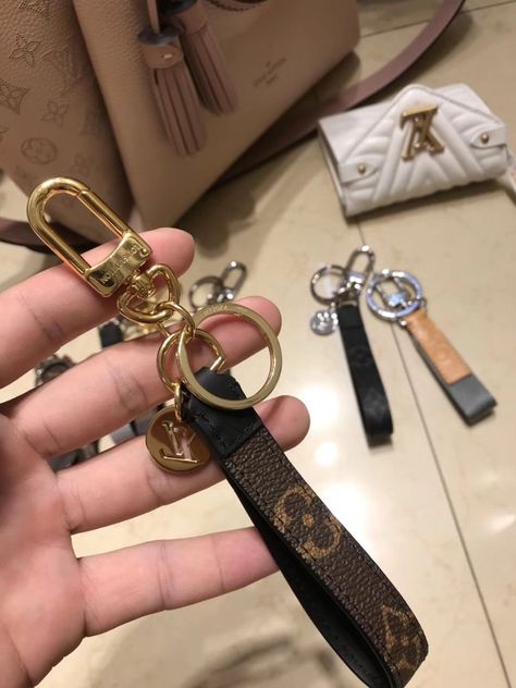 Louis Vuitton Keychain Aesthetic, Louis Vuitton Car Keys, Car Keys Keychain Ideas Aesthetic, Key Holder Aesthetic, Car Keychain Aesthetic, Key Chains Aesthetic, Cute Keychains For Car Keys, Lv Keychain, Car Keychain Ideas