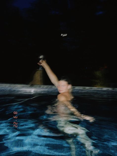 Photoshoot Ideas Swimming Pool, Night Swimming Photoshoot, Swimming At Night Aesthetic, Night Time Pool Pictures, Night Pool Photoshoot, Night Pool Pictures, Pool Night Pictures, Night Swimming Pool Aesthetic, Late Night Swim