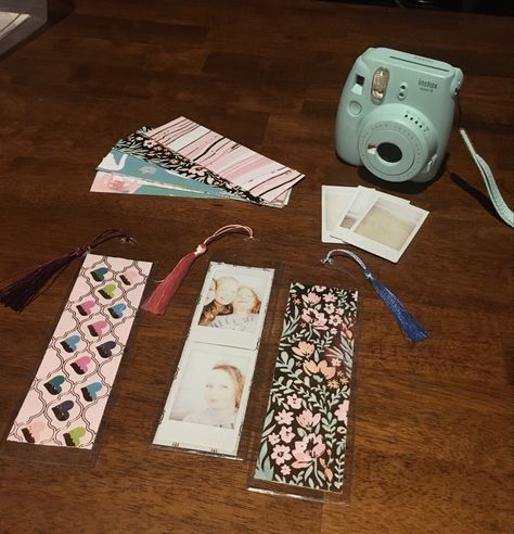 Polaroid pics, assorted papers and tassels make fun and memorable bookmarks. Polaroid Bookmark, Cute Best Friend Gifts, Polaroid Diy, Spring Summer Home Decor, Homemade Bookmarks, Polaroid Pics, Yw Activities, Beach Birthday Party, Bookmark Craft