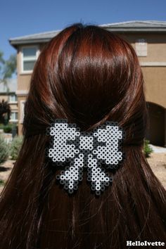 Pixel Bow, Pixel Grid, Perler Designs, Grid Art, Easy Perler Bead Patterns, Melty Bead Patterns, Beaded Hair Clips, Make A Bow, Pearl Beads Pattern