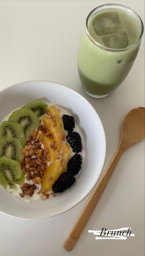 Matcha Yogurt, Yogurt Bowls, Yogurt Breakfast, Yogurt And Granola, Yogurt Bowl, Cleaning Day, Food Inspo, Matcha Latte, Granola