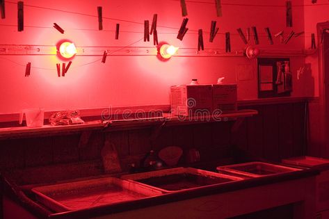 Red Photo Developing Room, Photo Dark Room, Photo Developing Dark Room, Red Room Photography, Darkroom Aesthetic, Photography Dark Room, Home Darkroom, Photography Darkroom, Darkroom Photography