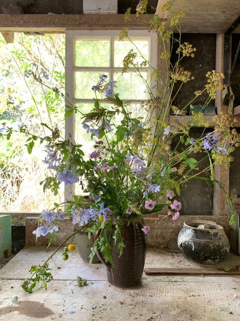 Tall Wild Flower Arrangement, Foraged Wedding Flowers, Foraged Floral Arrangements, Wild Flower Vase, Foraged Bouquet, Herb Wedding, Ikebana Arrangements, Winter Wedding Flowers, Flower Cart