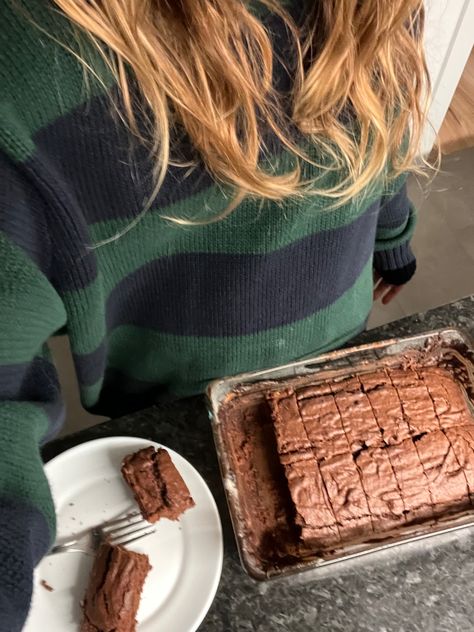 Cozy Autumn Baking Aesthetic, Fall It Girl Aesthetic, Brownie Baking Aesthetic, Baking Aesthetic Brownies, Bakeing Girl Aesthetic, Baking At Night Aesthetic, January Girl Aesthetic, Foodie Girl Aesthetic, Baking Brownies Aesthetic