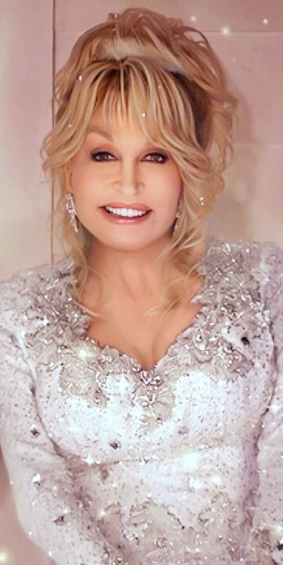 Dolly Parton's Empowering Message... - Dolly U Is The Best Dolly Parton Wigs, Dolly Parton Costume, Dolly Parton Pictures, Beautiful Chickens, Rodeo Outfits, Glamour Shots, Pretty Females, Hello Dolly, Dolly Parton