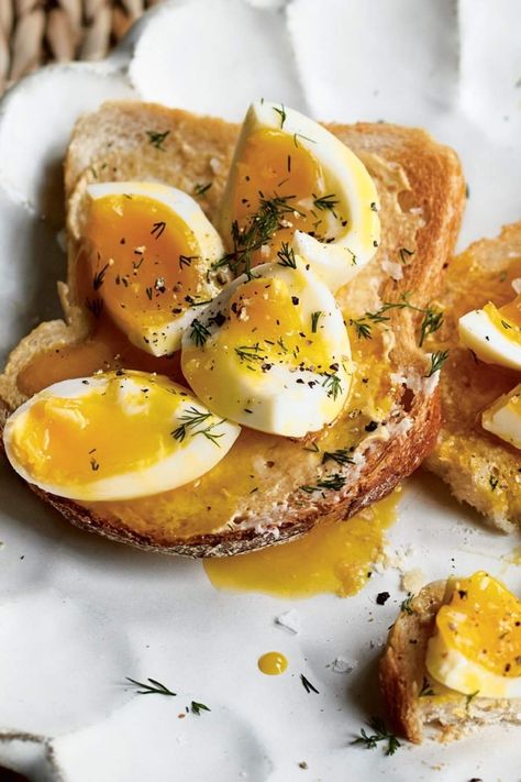 Ina Garten Smashed Eggs On Toast - Ina Garten Eats Lunch With Eggs Ideas, Sourdough Toast Recipes, Hard Boiled Egg Breakfast Ideas, Boiled Eggs Breakfast Ideas, Recipes With Mustard, Healthy Breakfast Recipes Easy Quick, Boiled Egg Breakfast Ideas, Easy Savory Breakfast, Eggs Aesthetic