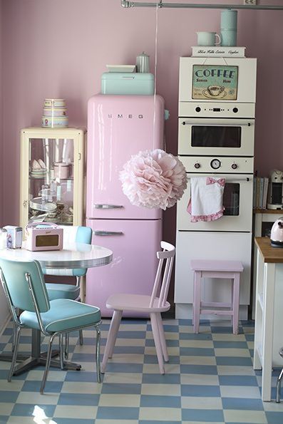 Pastel Vintage Kitchen home vintage kitchen retro pastel decorate appliances Pastel Kitchen, Desain Pantry, Interior Vintage, Dekorasi Kamar Tidur, Casa Vintage, Deco Retro, Chic Kitchen, Shabby Chic Kitchen, Wallpaper Vintage