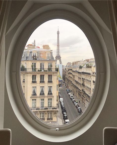 Le Metropolitan Paris Cat, Aesthetic London, French Aesthetic, Paris Home, Paris Summer, Parisian Vibes, Instagram B, Vacation Inspiration, Lifestyle Aesthetic