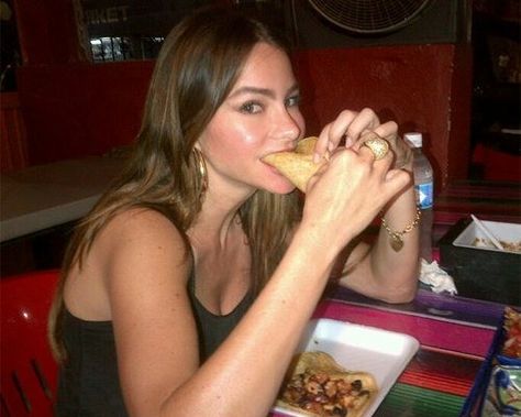 Sophia Vergara eats a Taco for my "People Eating Tacos" #SophiaVergara #Sophia #Vergara #Tacos #Taco #TacoTuesday #HappyTacoTuesday #TacoFriday #ModernFamily Mexican Restaurant Ideas, Modern Family Sofia Vergara, Celebrities Eating, Sophia Vergara, Eating Tacos, Couple Friends, Straight From The Heart, Honest Reaction, People Eating