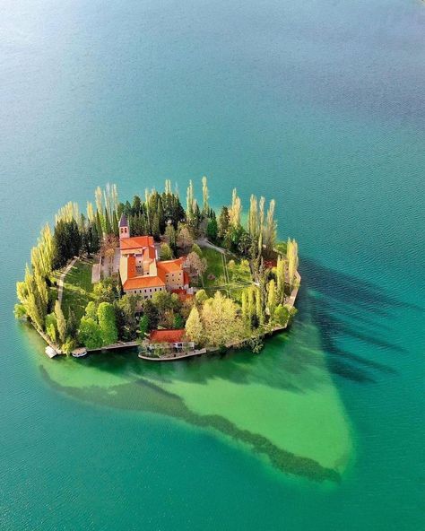 Isolated Island, Krka National Park, Mountain Landscape Photography, Croatia Holiday, Change Your Perspective, Shallow Water, Croatia Travel, Wonderful Picture, Rooftops