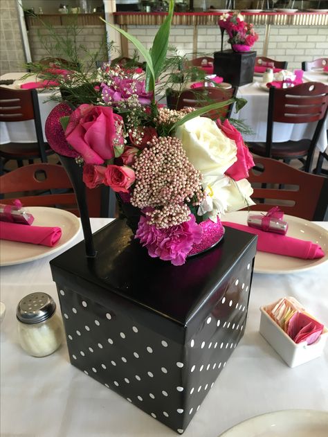 Bridal Shower Themed Centerpiece! Designer Bag Centerpieces, Fashion Show Centerpiece Ideas, Purse Centerpiece Ideas, Center Piece 50th Birthday Pink, Heel Centerpiece Ideas, Stilleto Shoe Centerpiece, Shoe Centerpieces, Bridal Shower Themes, Chanel Birthday Party