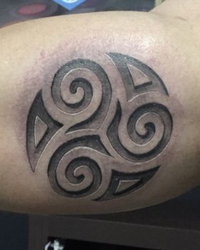 ⊛ El Trisquel Celta 【Significados, Origen y Usos】 Infinity Knot Tattoo, Celtic Band Tattoo, Traditional Viking Tattoos, Celtic Tattoo Designs, Spiral Tattoos, Viking Tattoo Symbol, Stone Tattoo, Celtic Knot Tattoo, Shoulder Blade Tattoo