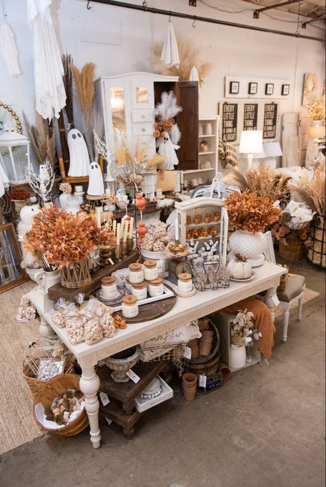 Retail Home Decor Display, Retail Store Table Display, Creative Displays Retail Ideas, Vintage Shop Interior Design, Home Decor Booth Display, Halloween Antique Booth Ideas, Halloween Retail Displays, Boutique Setup Store Displays, Fall Boutique Display