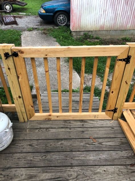 Instead of spening a fortune on a baby gate, create your own baby or pet gate with this simple tutorial. #diy #babygate #petgate #hometalk Patio Gates, Diy Dog Gate, Diy Gate, Porch Gate, Deck Gate, Diy Baby Gate, Townhouse Garden, Gazebo Plans, Dog Toilet