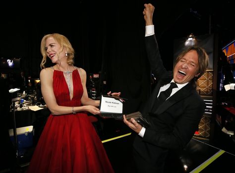 keith urban nicole kidman emmys 2017 Nicole Kidman Husband, Peck On The Lips, Nicole Kidman Family, Keith Urban Nicole Kidman, Handmaids Tale, Nicole Kidman Keith Urban, Governors Ball, Elisabeth Moss, Gov Ball