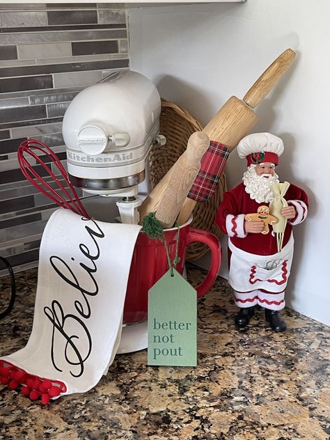 Stand Mixer Display, Kitchenaid Counter Decor, Kitchenaid Christmas Decor, Kitchen Aid Display Ideas, Kitchen Ornaments Ideas, Decorating Kitchenaid Mixer, Kitchen Mixer Decor, How To Decorate With Kitchen Aid Mixer For Christmas, How To Decorate With Kitchen Aid Mixer