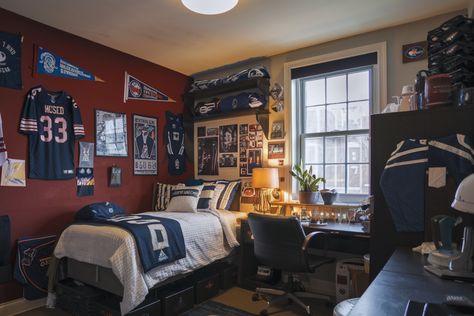 18 Dorm Room Ideas for Guys: Creating Your Ultimate College Pad - Curated Shopping Cart Guys College Dorm, Male Dorm Room Ideas, Boy Dorm Room, College Dorm Room Ideas For Guys, Room Ideas For Guys, Dorm Room Ideas For Guys, Purple Dorm Rooms, Purple Dorm, Vintage Dorm