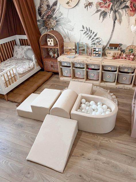 Kids Bedroom With Play Area, Baby Playroom Ideas, 1915 House, Baby Play Area, Montessori Playroom Ideas, Gym Playground, Toddler Gym, Baby Play Areas, Baby Lux