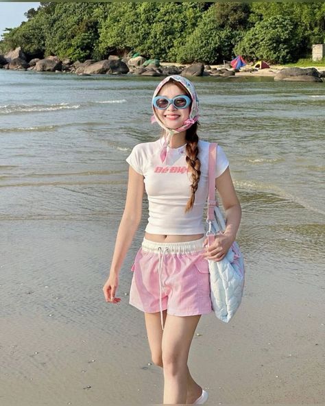 Beach Outfit Korean Style, Korean Beach Outfit, Cute Beach Outfits, Outfit Korean Style, Summer Poses, Outfit Korean, The Vibe, Basic Outfits, Im Trying