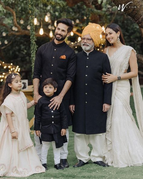 Mira Kapoor, Mira Rajput, Indian Family, Shahid Kapoor, Sister Wedding, Family Goals, Bollywood Actors, Family Outfits, Celebrity Couples